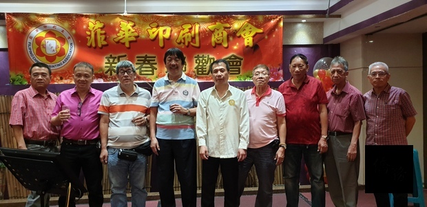 蔡懷強率領菲華印刷商會幹部上台敬酒。