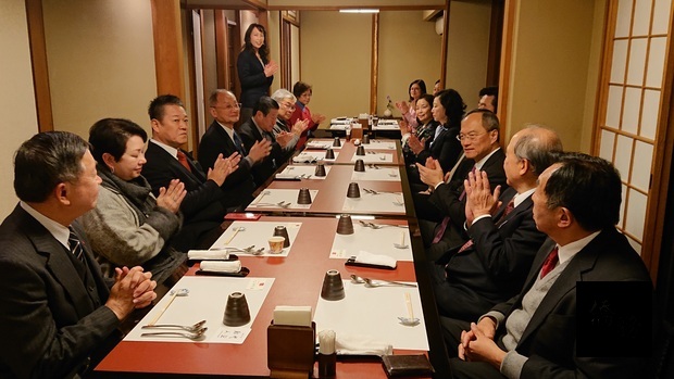 吳新興(右3)與京都華僑總會成員餐敘交流。