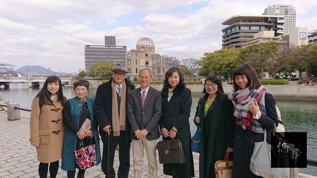 新興(左4)、王武夫(左3)及廣島地區僑領參訪和平紀念公園。


