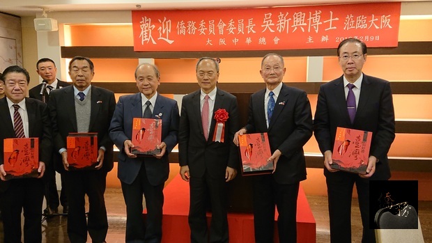吳新興(右3)致贈台灣特色紀念品予大阪中華總會會長洪勝信(左3)及幹部。