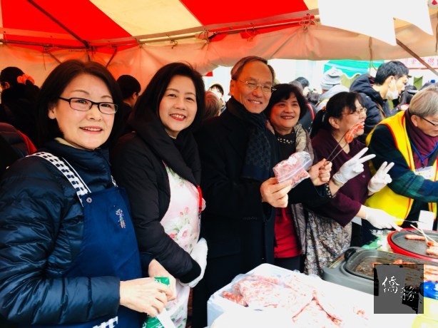 吳新興參加「大阪春節祭」，鼓勵日本友人品嚐現場的台灣美食，並到台灣觀光，成功促進台日文化交流。 
