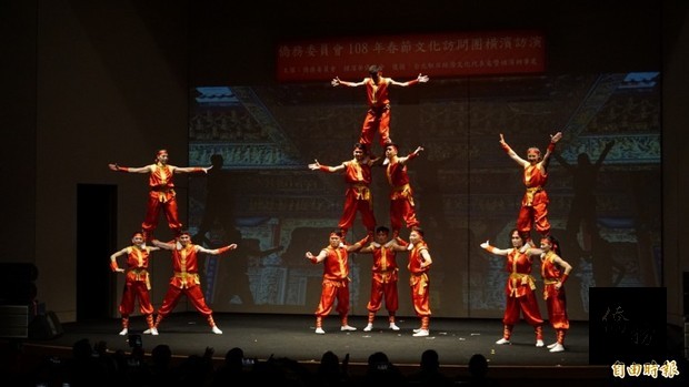 國立台灣戲曲學院台灣雜技團表演疊羅漢。/自由時報提供