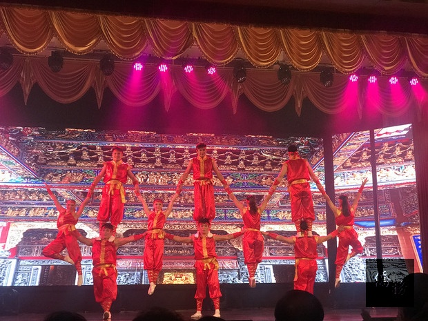 僑委會108年春節文化訪問團17日來到曼谷，由國立台灣戲曲學院以結合戲劇、舞蹈及藝陣的表演方式詮釋傳統雜技，泰國台商和僑胞掌聲連連。（中央社提供）