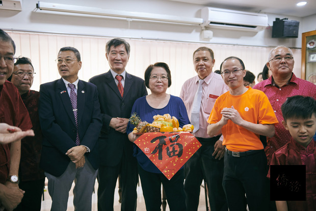 尹新垣（左4）出席「馬來西亞成功大學校友會2019己亥年新春團拜」慶祝新年。