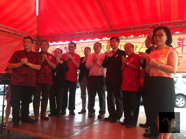 尹新垣（左7）出席「馬來西亞留臺校友會聯合總會2019己亥年新春團拜」與貴賓一同賀年。