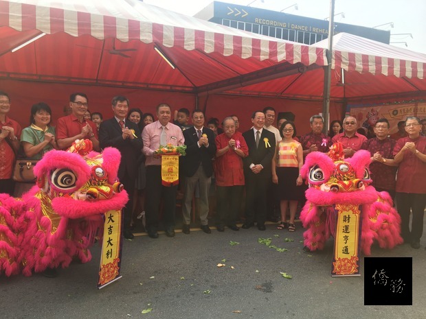 尹新垣（左4）出席「馬來西亞留臺校友會聯合總會2019己亥年新春團拜」慶祝新年。