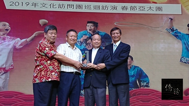 高建智及陳忠共同代表僑委會委員長頒發感謝牌給印尼僑界急難救助協會，由賴煥澤與鐘文燐共同接受（由右至左）。