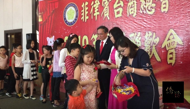 江福龍夫婦分發賀歲紅包給所有與會的小朋友。