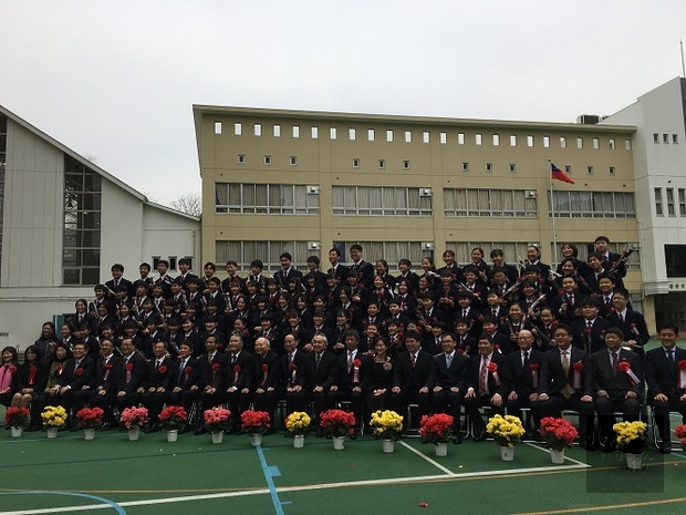 畢業生與來賓合影。