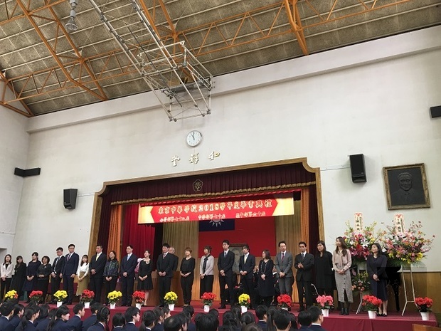 全體老師上台接受學生感謝。