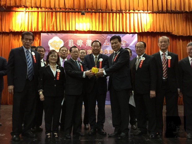  葛永光監督蔡自然與陳文儒交接印信。