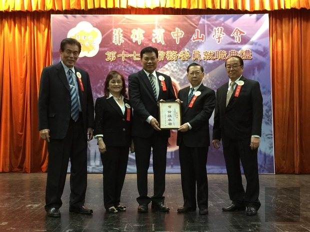 蔡自然頒贈感謝狀給陳文儒。