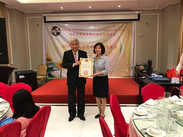 石瑞琦(左)頒發聘書給黃秀滿(右)。