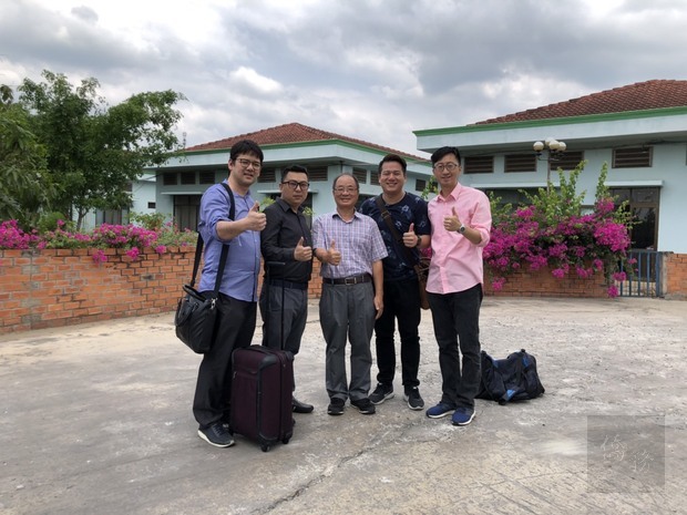 參訪隆安臺商會會長許聰明(中間)工廠，徐凰耕(左一)，李鴻益(左二，亞洲臺商總會表商會會長)，邱臣遠(右二)、沈毅昌(右一)。