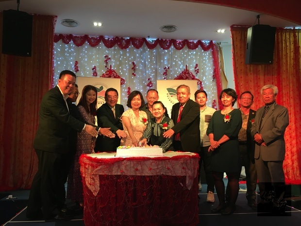 洪慧珠（前排左5）與來賓切蛋糕慶祝。
