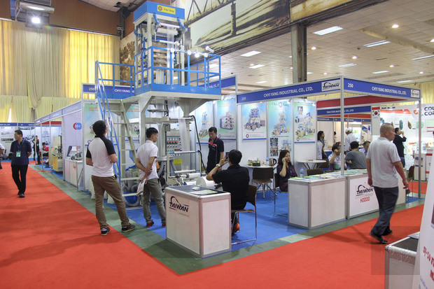 越南河內國際塑膠工業、印刷業與包裝業展覽24日起在當地舉行4天，共有來自10個國家和地區的逾180家業者參加尋找合作商機。圖為18家台灣廠商應邀參展，在展場設置台灣展區。