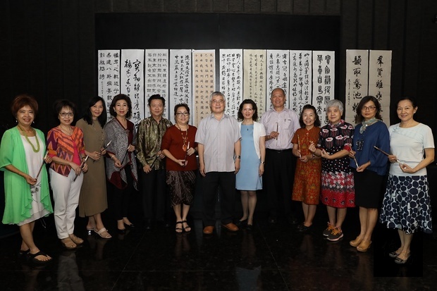 張淑燕（右6）、沈清平（右5）與獲得最佳進步獎及優等獎學員合影