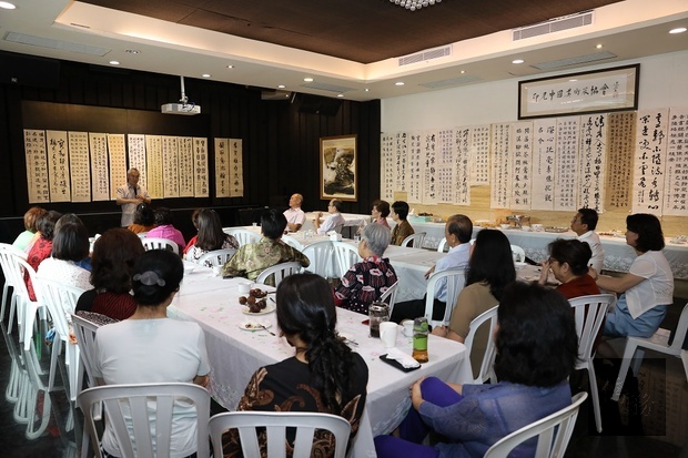 李弘正（站立者）逐一評點學員作品