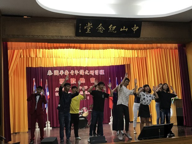 學員獻唱華語歌曲。