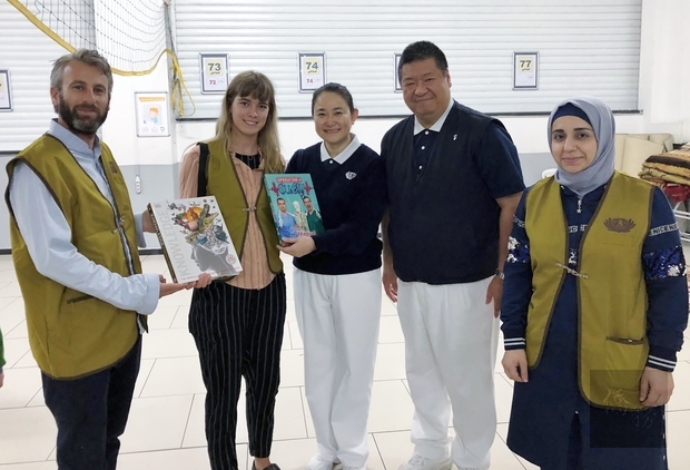 Gemita Samarra與Mike贈送書籍給失去雙腿的學童Najwa。