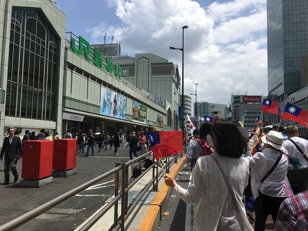 遊行隊伍行經新宿車站。