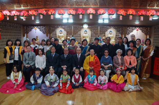 首爾佛光山寺今天舉行佛誕浴佛儀式，由住持依恩法師主持，駐韓國副代表易志成應邀出席，與首爾佛光山寺信眾一起歡慶佛誕節。