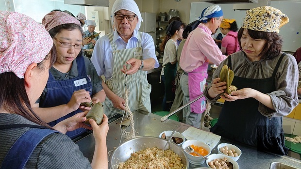 會員與日本友人們一起親手包粽子。