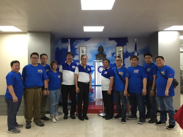 曾赴台灣消防署訓練中心受訓的菲華打火兄弟和丁金煌〈右5〉、王家鵬〈左6〉及蔡懷強〈左5〉合影。