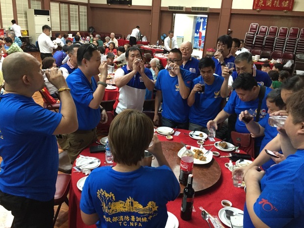 丁金煌、王家鵬在蔡錦郎、蔡懷強等人的陪同下一一到各桌敬酒致意。