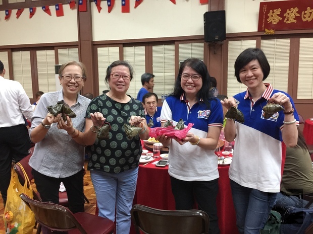 菲華文經總會贈送肉粽給所有與會人士。