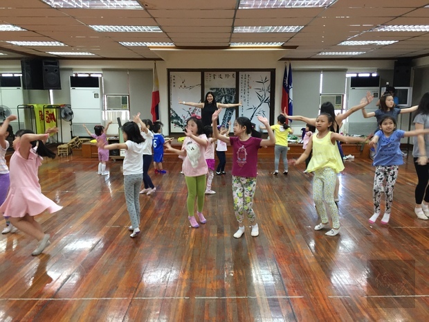吳惠文老師與民族舞蹈班學員練習舞碼。