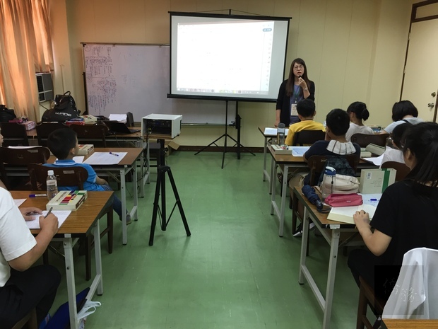 蕭惠玲老師的語文、作文班教學情形。