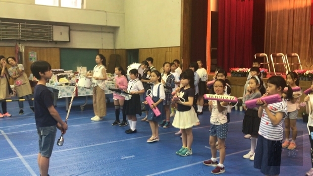小學鼓笛隊演奏迎新生。