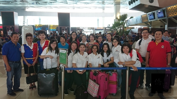 印尼地區華文教師研習班教師學員同行搭機並照料僑青學員