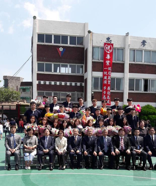 韓國仁川華僑中山中小學高中部第53屆畢業照。