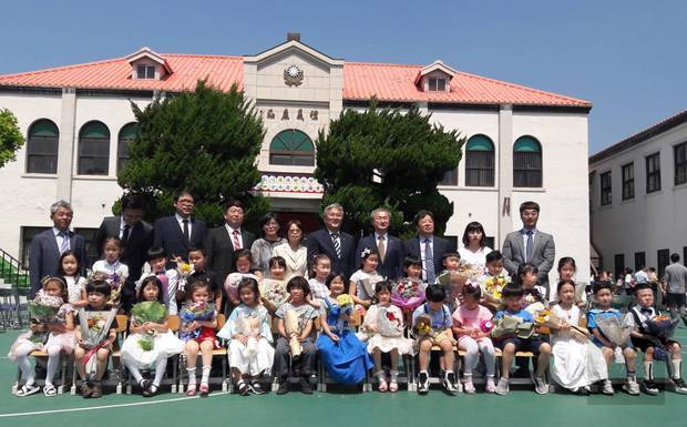 韓國仁川華僑中山中小學幼稚園畢業照。