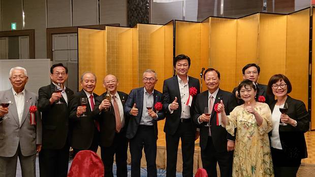 永野孝男、松本利明、洪勝信、林裕恆、世耕石弘、李世丙、王哲男等日本政要及僑領(依序由左至右)。