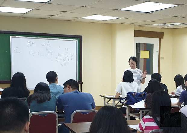 伍杏月老師為中級班學員上課。