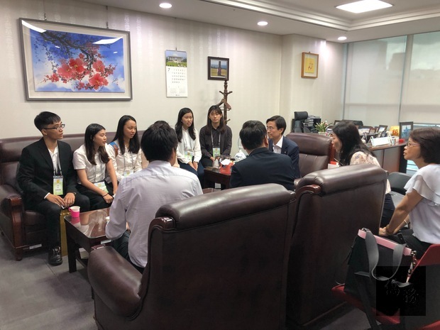 搭僑學員拜會韓國國會，由韓國台灣議員親善協會會長、國會議員趙慶泰親自接見，鼓勵學員努力學習。