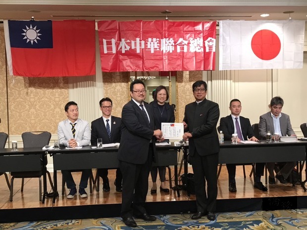 又井公久頒贈富田家彰(右)感謝狀。