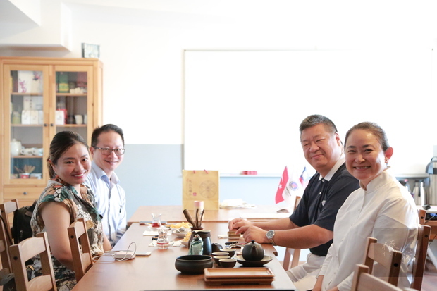 陳明澤與郭吟暉來訪，志工泡臺灣茶招待。