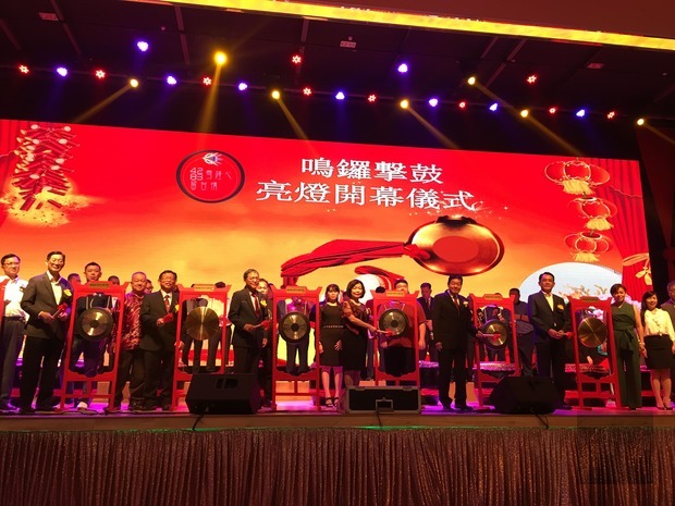 洪慧珠（前排右3）出席雪蘭莪暨吉隆坡留臺同學會42週年會慶2019年雪隆之夜晚宴開幕儀式。 
