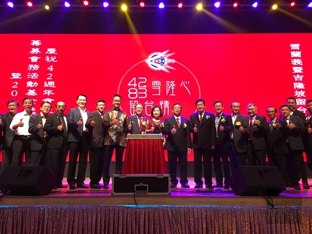 洪慧珠（左9）出席雪蘭莪暨吉隆坡留臺同學會42週年會慶2019年雪隆之夜晚宴與全體貴賓合影留念。