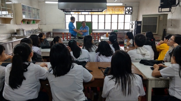 蔡彼得與鄭國標向僑中學院「小廚師」烹飪班師生示範如何對燒燙傷手臂進行包紮。