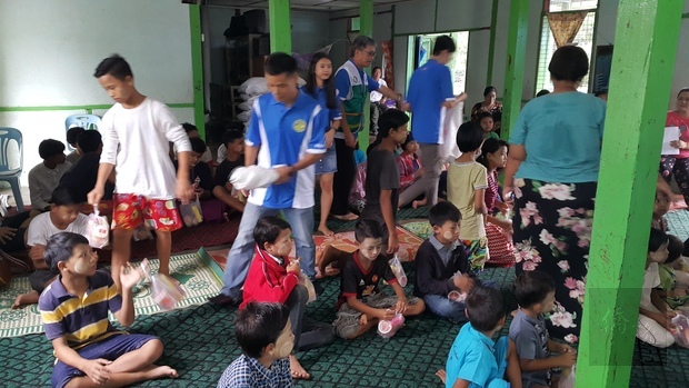 緬甸臺灣商貿會會員分發點心給院童。