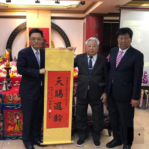 駐韓代表唐殿文（左）23日代為頒贈僑務委員長吳新興的「天賜遐齡」壽軸給韓華百齡老僑領高福鑫（中）。圖右為高福鑫的長公子韓國地區僑務諮詢委員高祿陞。（駐韓僑務組長呂素珍提供）