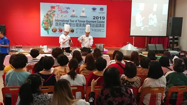 兩位主廚為棉蘭地區僑胞示範料理過程。