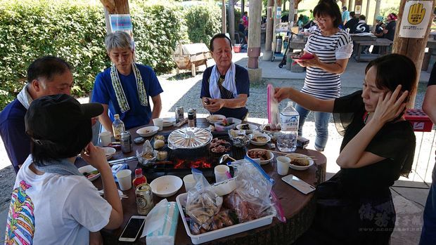臺灣鄉親們準備豐盛烤肉食材。
