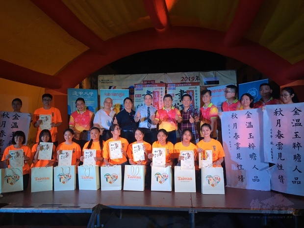 黃組長克忠（後排左6）與獲獎學生合影