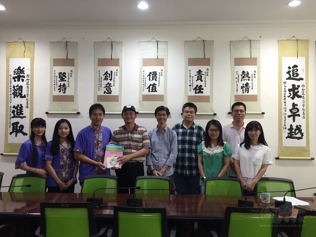 張晉福 (左四)致贈教材予李振福(左三)。